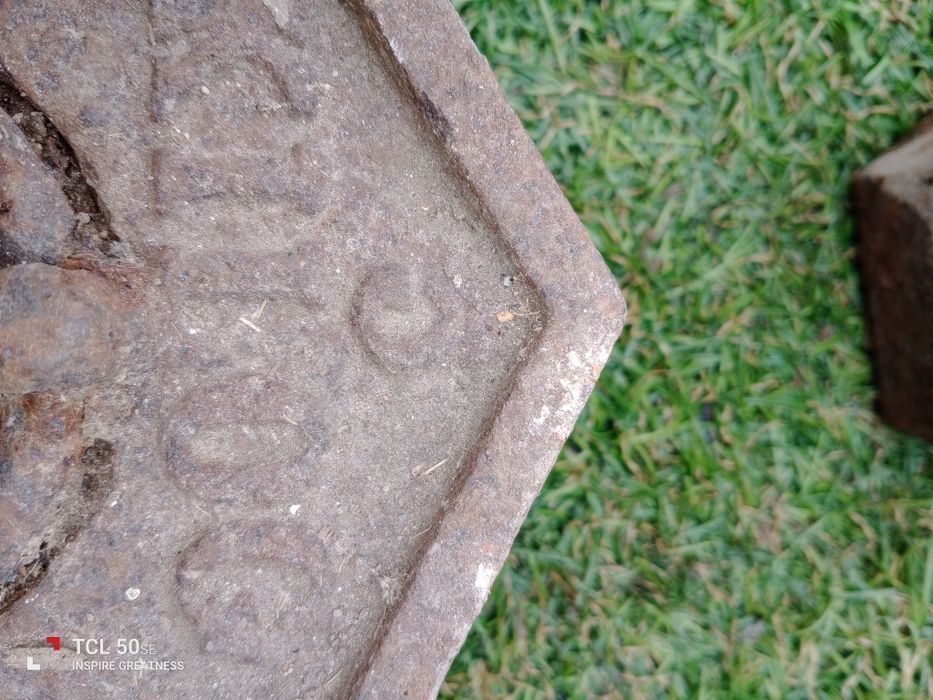 Conjunto de cinco pesos antigos.