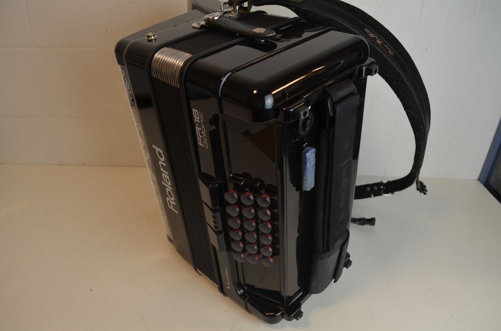 Vendo Concertina Roland FR 18