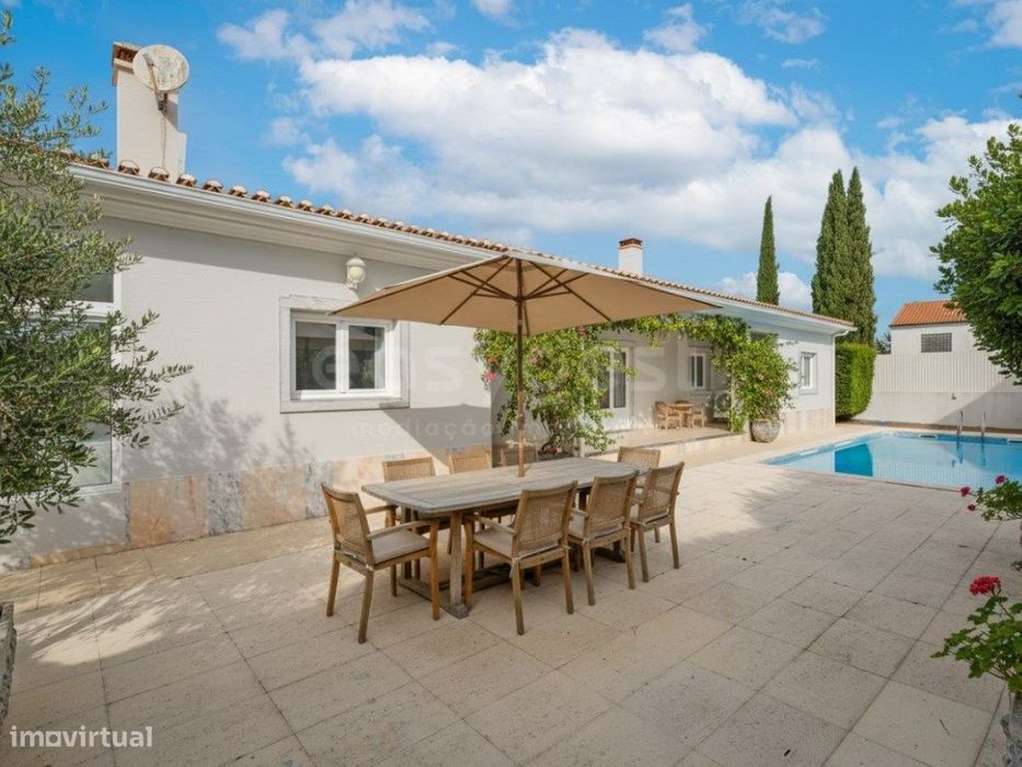 Moradia térrea T4 com piscina em lote de 700 m2 na Quinta do Anjo -...