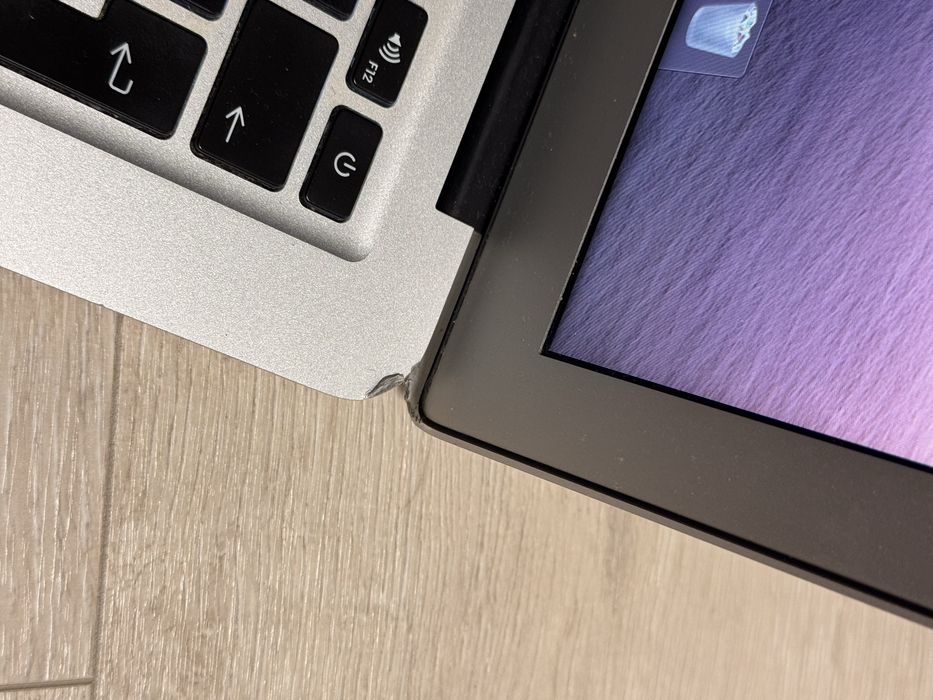 Macbook Air 13 intel core i7 ( 13 inch, mid 2012) 250 gb