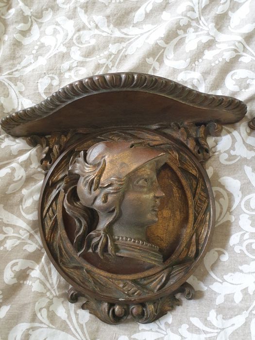 Par de antigas peanhas em talha com cabeças de Deuses Gregos