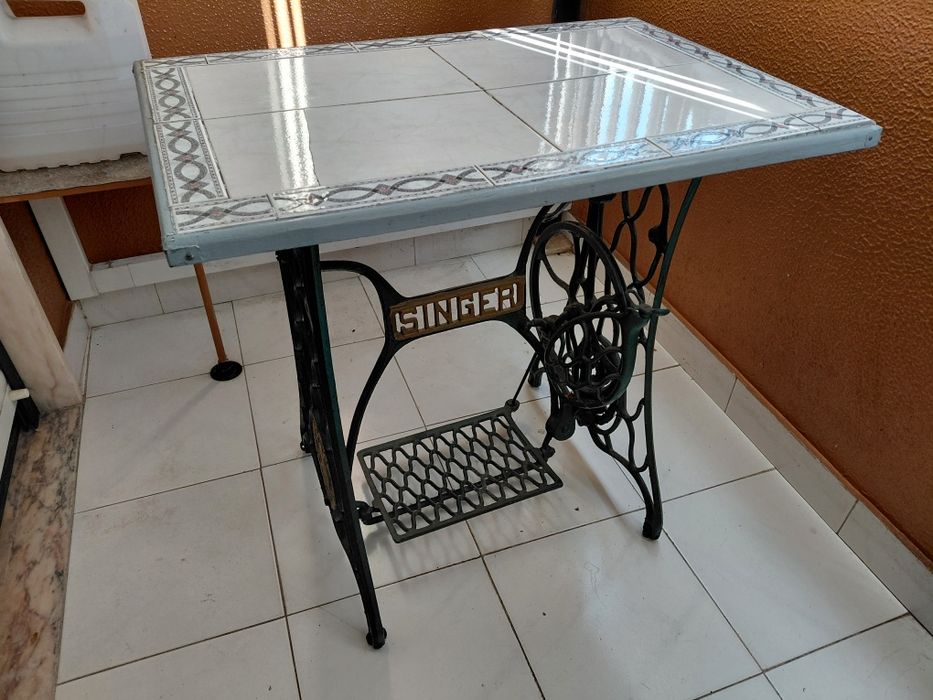 Mesa em armação de máquina Singer