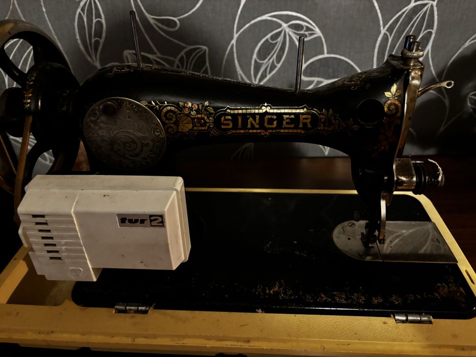 Zabytkowa maszyna do szycia SINGER – klasyk, silnik TUR 2