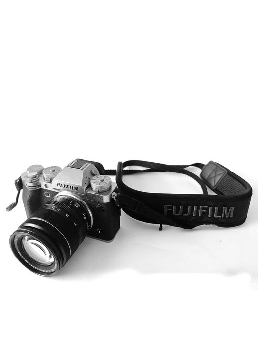Fujifilm X-T5 Silver + XF 18-55mm – Excellent ConditionFujifilm X-T5 Silver + XF 18-55mm – Excellent Condition + accessories