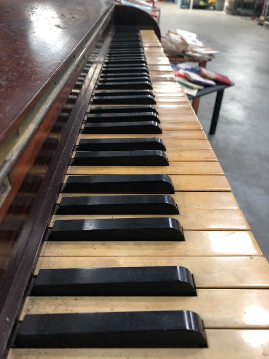 Piano Antigo em Madeira