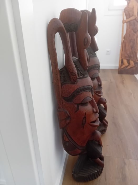 2 mascaras em madeira