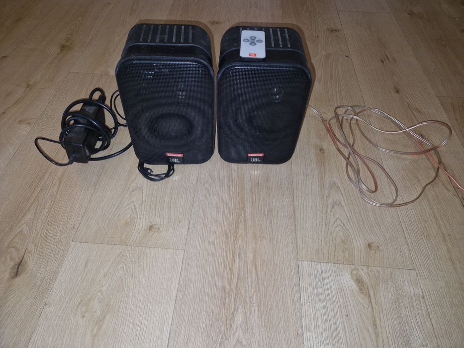 Głośniki JBL, zasilacz i przewody