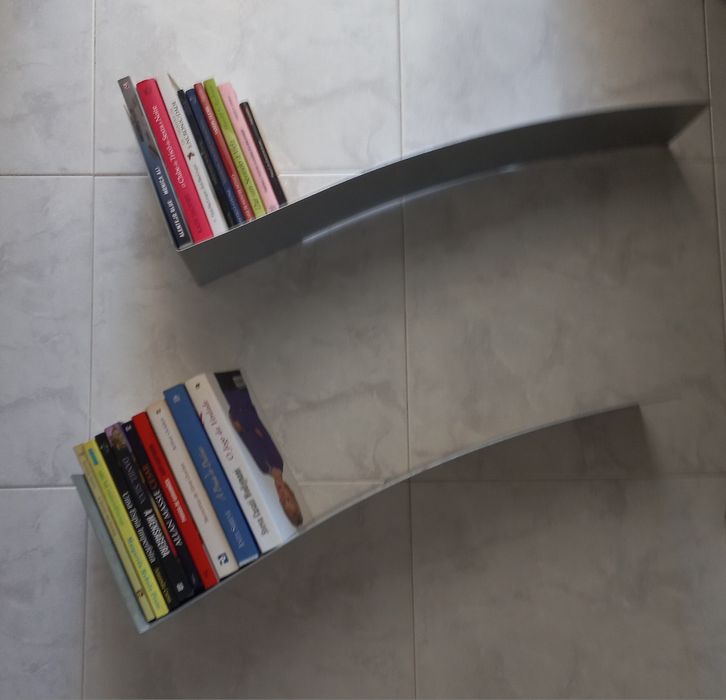 2 Estante / Prateleira IKEA em forma de "V"