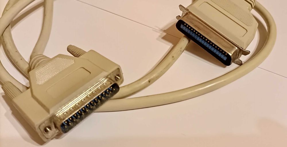 Kabel do połączeń równoległych LPT retro drukarki komputery.