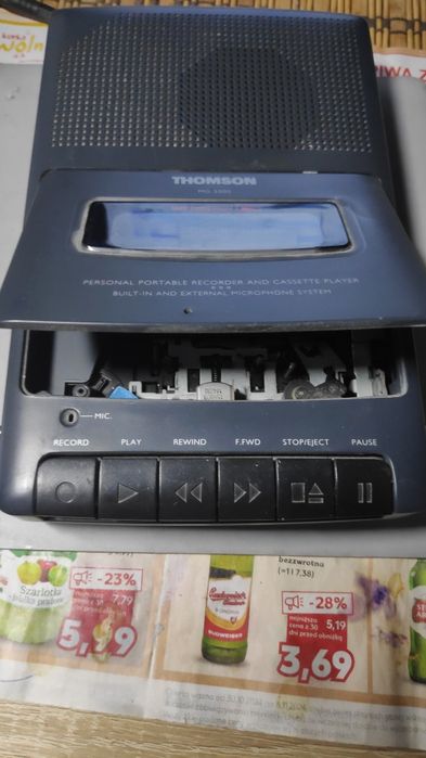 Stary magnetofon kasety uszkodzony