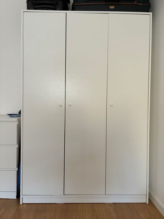 Bed & wardrobe (2 items)