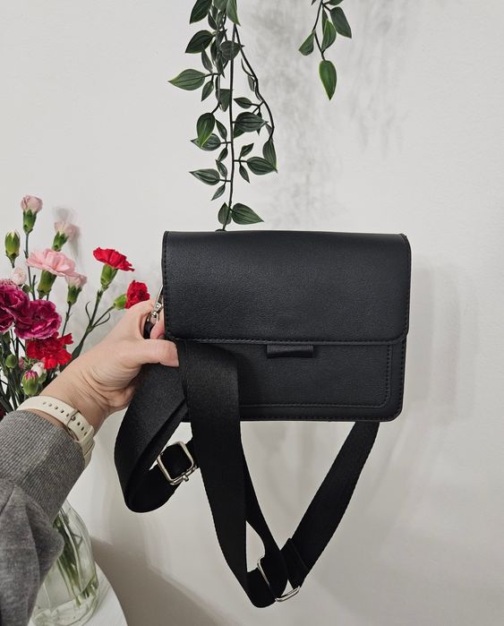 Czarna torebka na pasku DeeZee