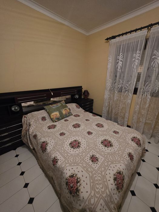 Cama com cabeceira e mesinhas