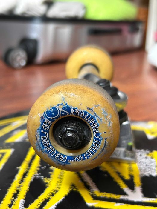 Skate completo - tabua darkstar, pig wheels, screw trucks