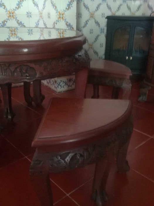 Mesa de sala com 4 bancos madeira trabalhada