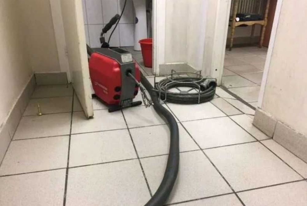 Сантехнік, чищення каналізації