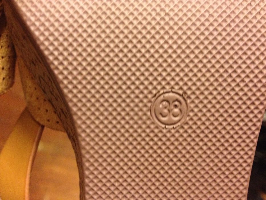 Várias botas de senhora