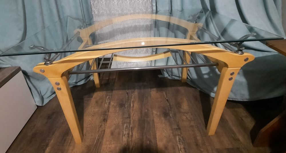 Продам стол на деревянной основе со стеклянным верхом