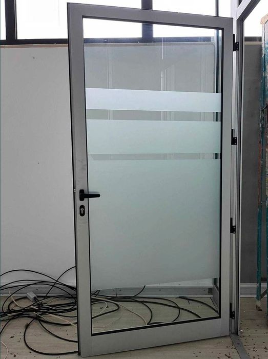 Divisórias Escritório Desmontado  Vidro e Alumínio natural 6 gabinetes