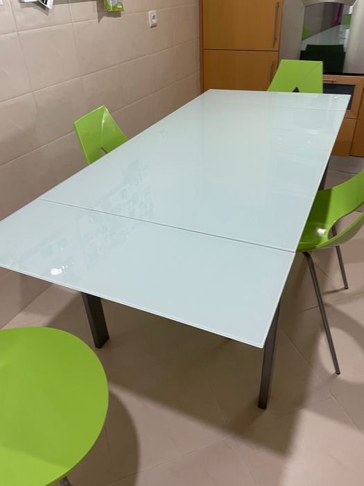 Mesa de cozinha extensível  em vidro branco e estrutura em aço