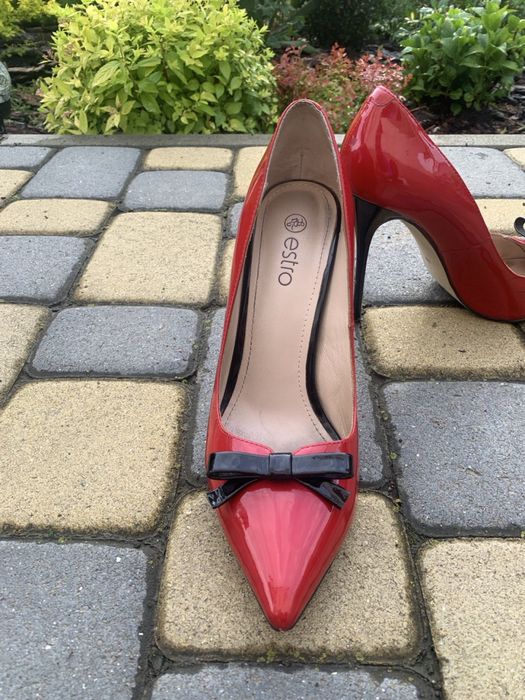 Шкіряні туфлі лодочки від бренду Estro