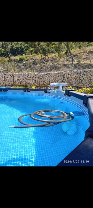 Piscina Intex com vários acessórios