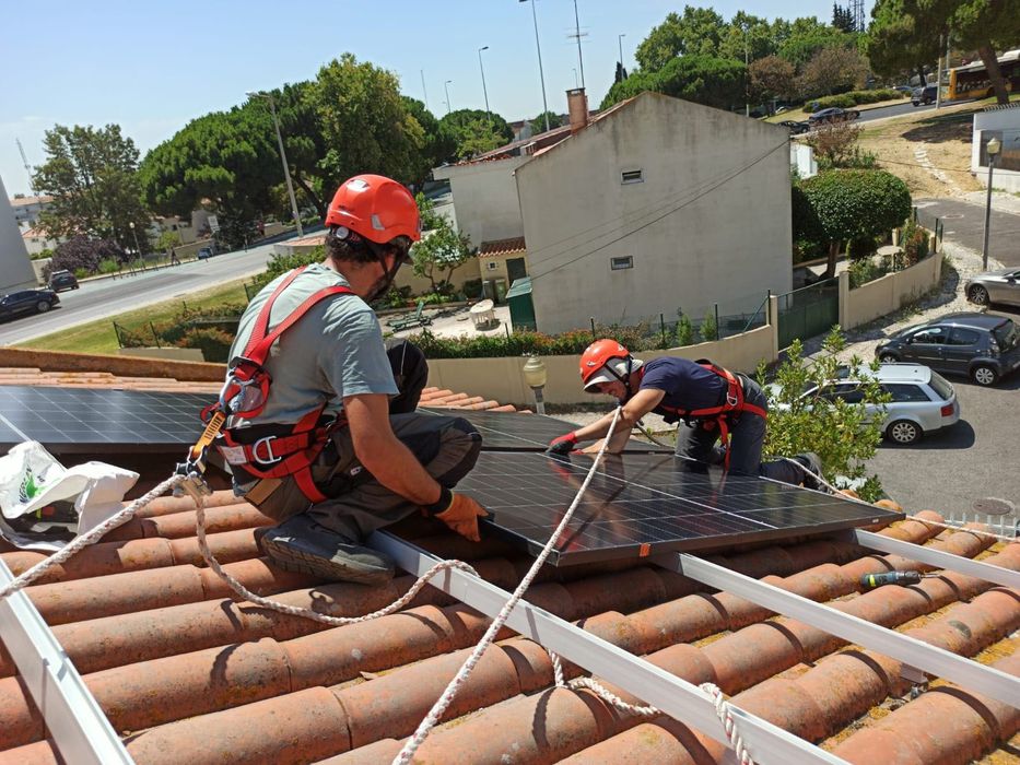 Instalação de painéis solares fotovoltaicos e baterias - UPAC