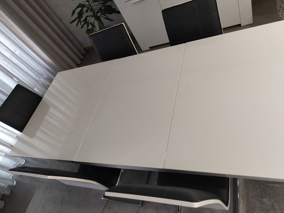 Mesa extensível lacada a branco com 6 cadeiras
