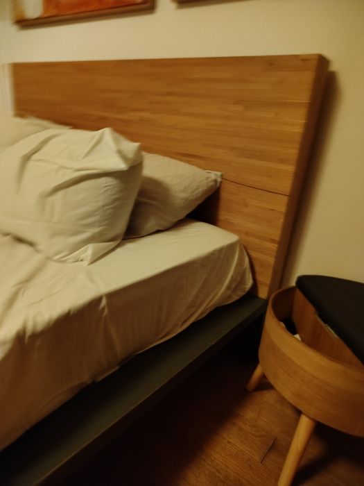 Cama usada 200x140cm com cabeceira em madeira