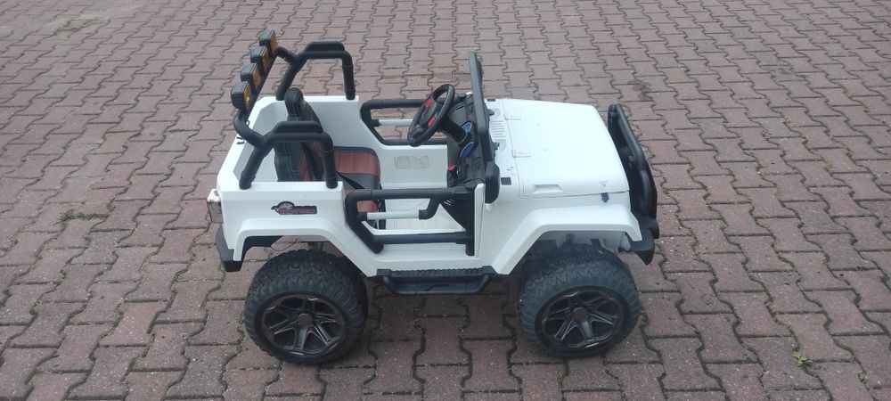 Samochodzik na akumulator 4x4 Jeep dla dziecka