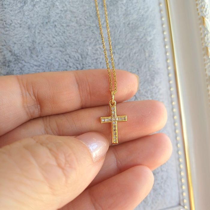 Colar Minimalista e Delicada Cruz Cravejado em Zirconia Swarovski Aço inoxidável Banhado a Ouro
