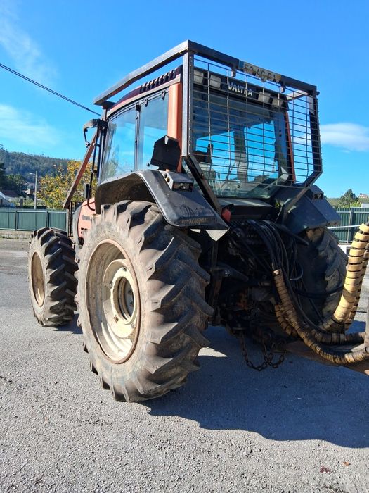 Tractor valtra com grua