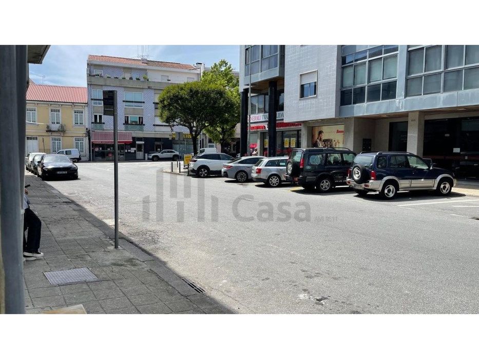 Vende-se Loja-Armazém - Fujacal - Braga