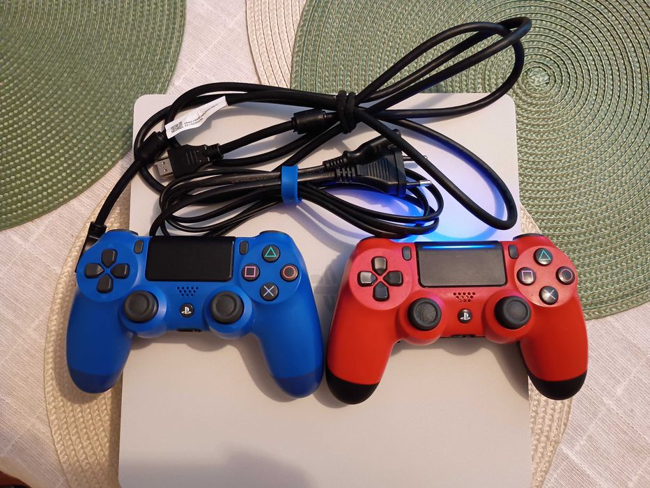PS4 Slim biała 1TB + 2 pady + gra – sprawna