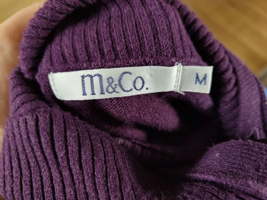 Sprzedam golf z ozdobnymi guzikami.