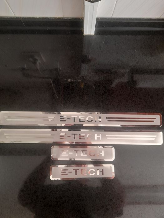 Vendo 4 peças para proteção da entrada do carro