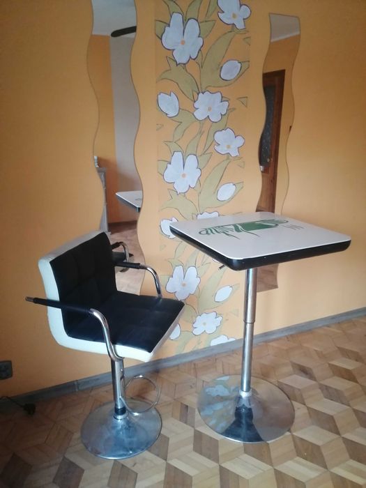 Stół do  kuchni wraz z hokerem