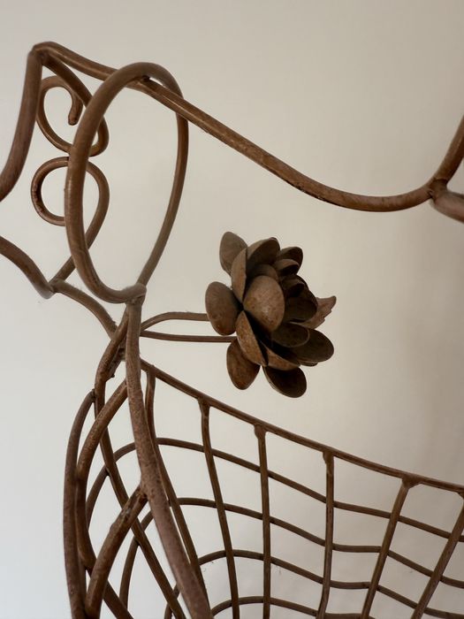 Manequim decorativo com flores e passarinhos