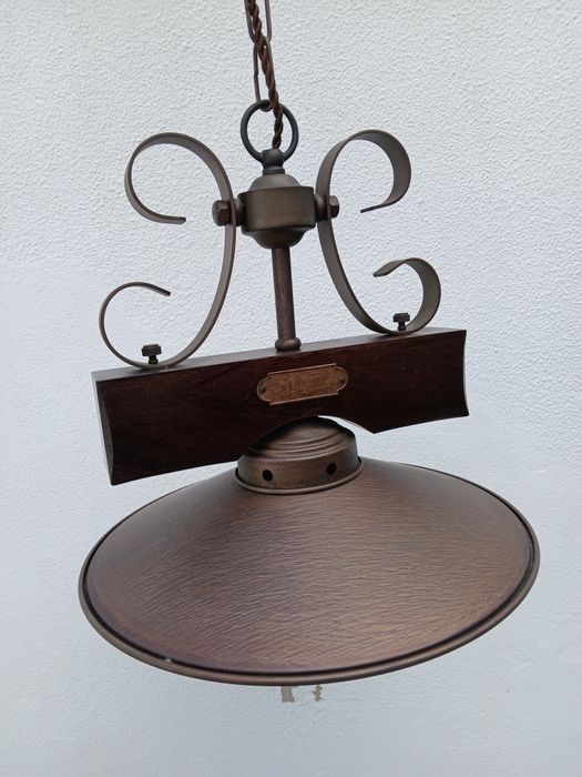 Candeeiro rustico sobre mesa