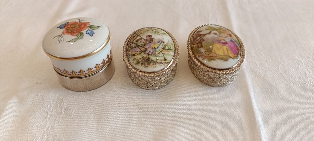 3 caixinhas de comprimidos em prata e limoge