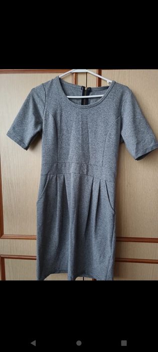 Szara dopasowana sukienka