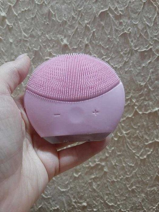 Очищающая щеточка для лица с регулировкой уровня вибрации