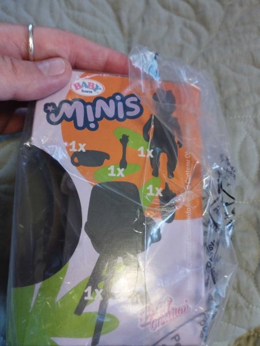 Zestaw z krzesełkiem do karmienia i lalką Baby Born Minis