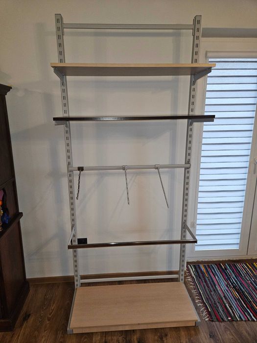 Regały do sklepu odzieżowego