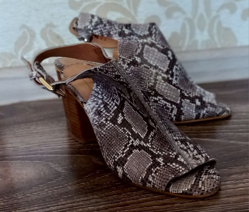 Шкіряні босоніжки