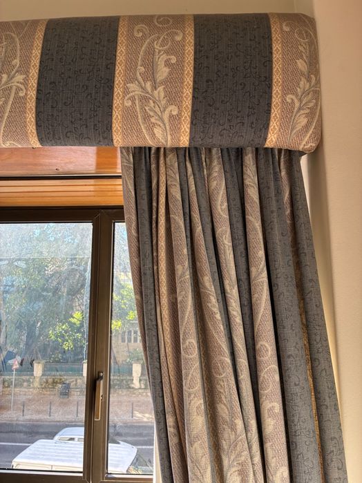 Cortinado e sanefa em ótimo estado.