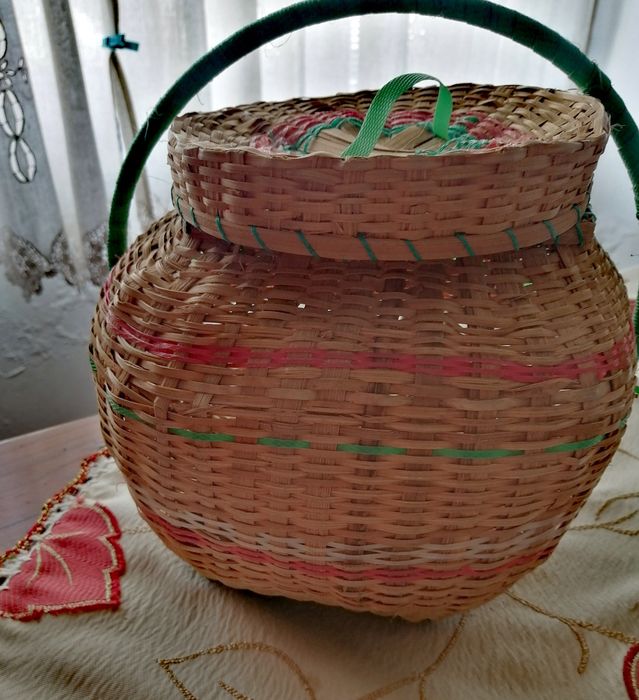 Cesta redonda com tampade vime antiga