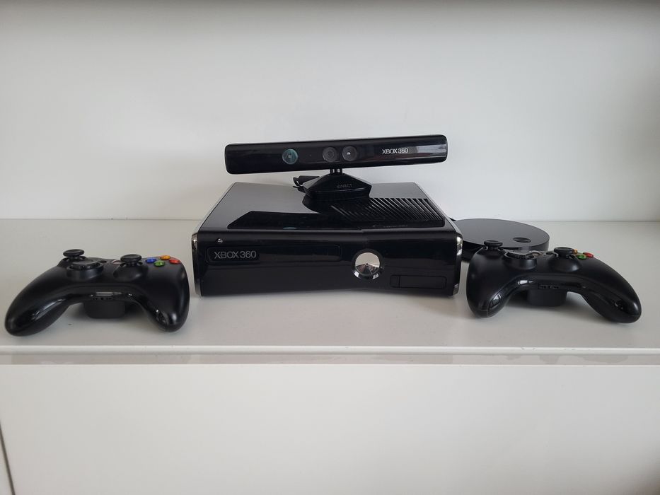 Xbox 360 + kinect + 2 pady + 9 gier