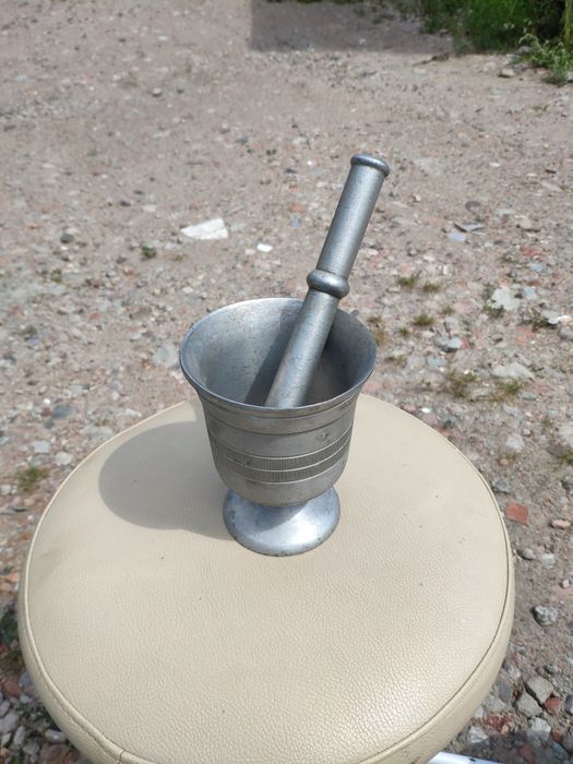 stary aluminiowy moździerz