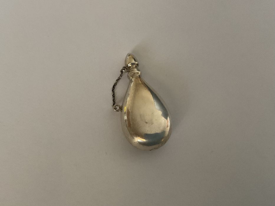Pequena garrafa de perfume antiga em prata contrastada
